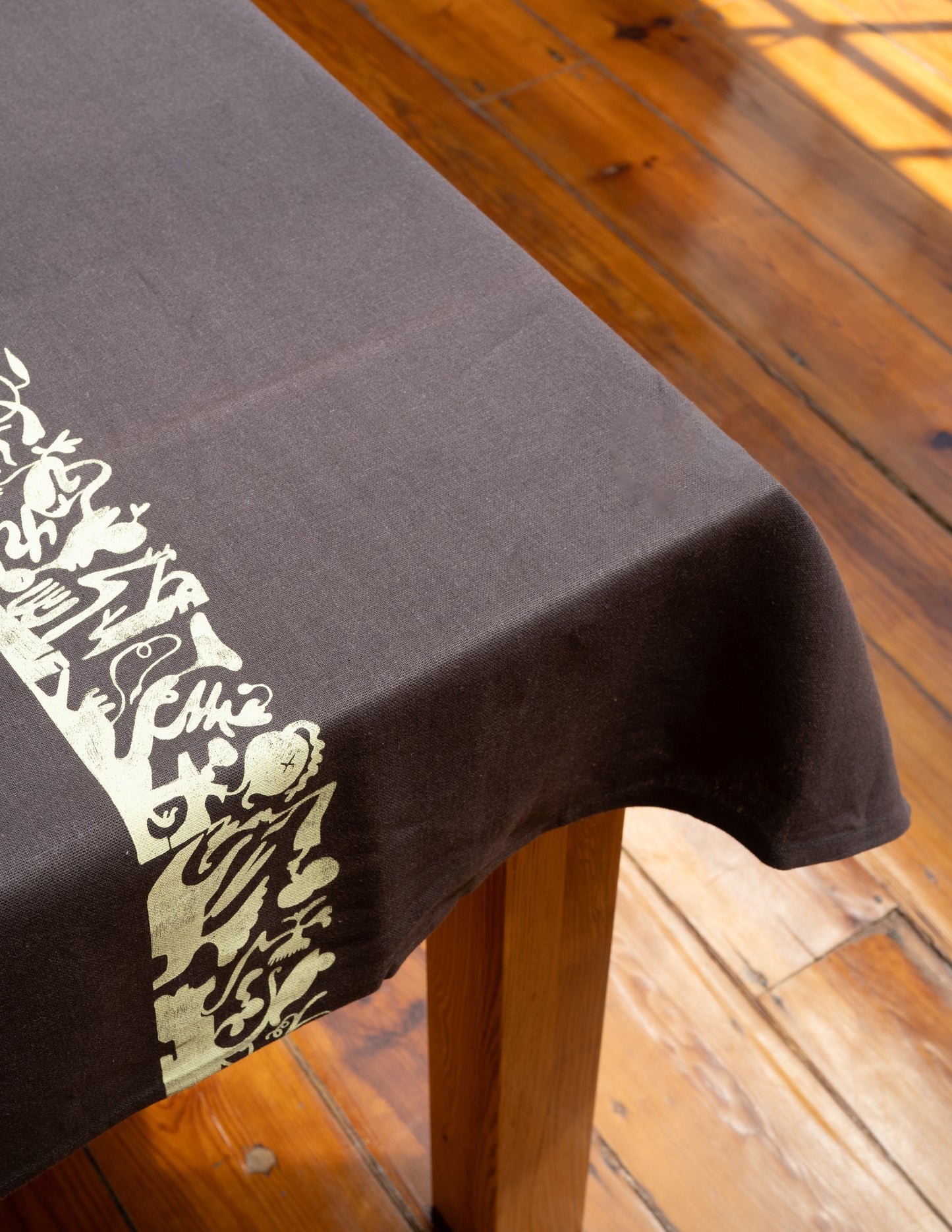 Pocket Treasures Tablecloth, Dark Linen Medium