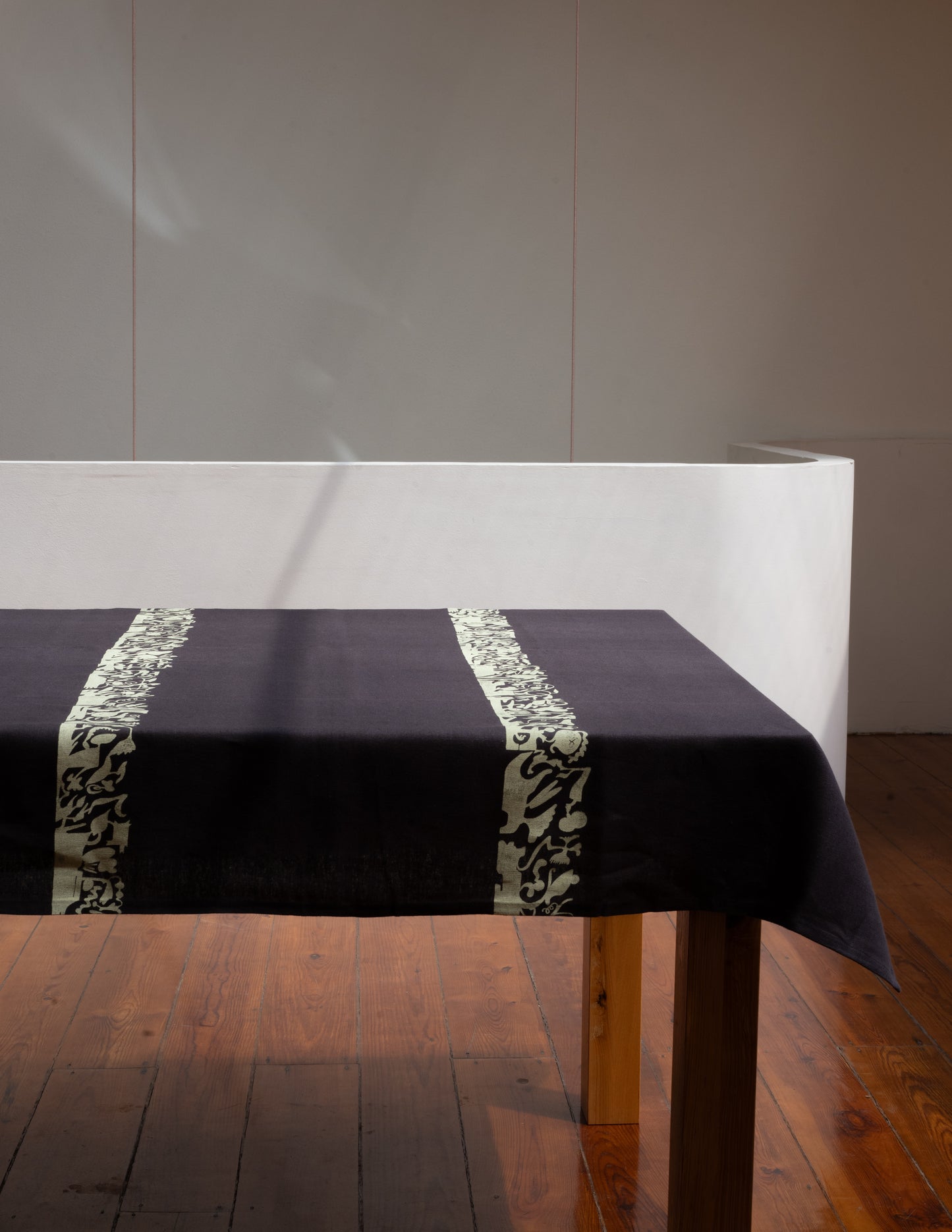 Pocket Treasures Tablecloth, Dark Linen Medium