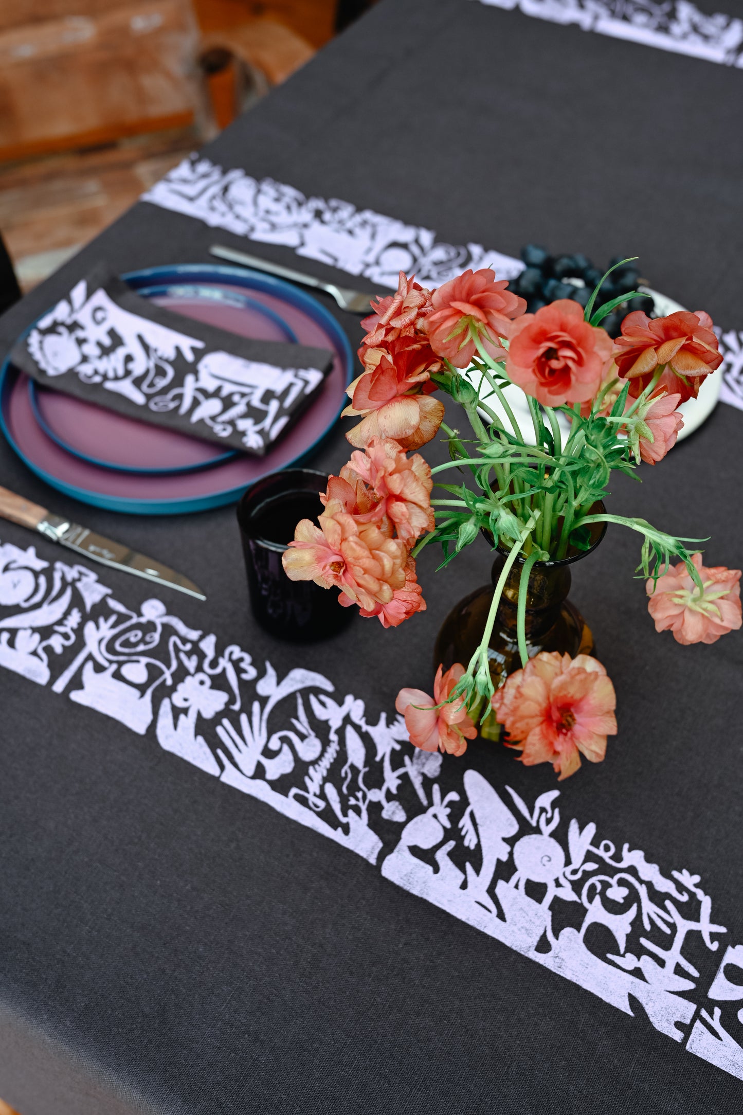 Pocket Treasures Tablecloth, Dark Linen Medium